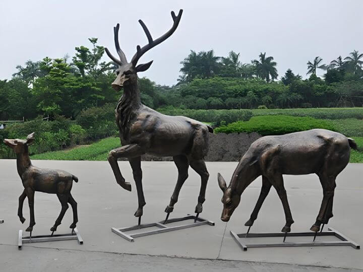 铜鹿雕塑情景图片展示